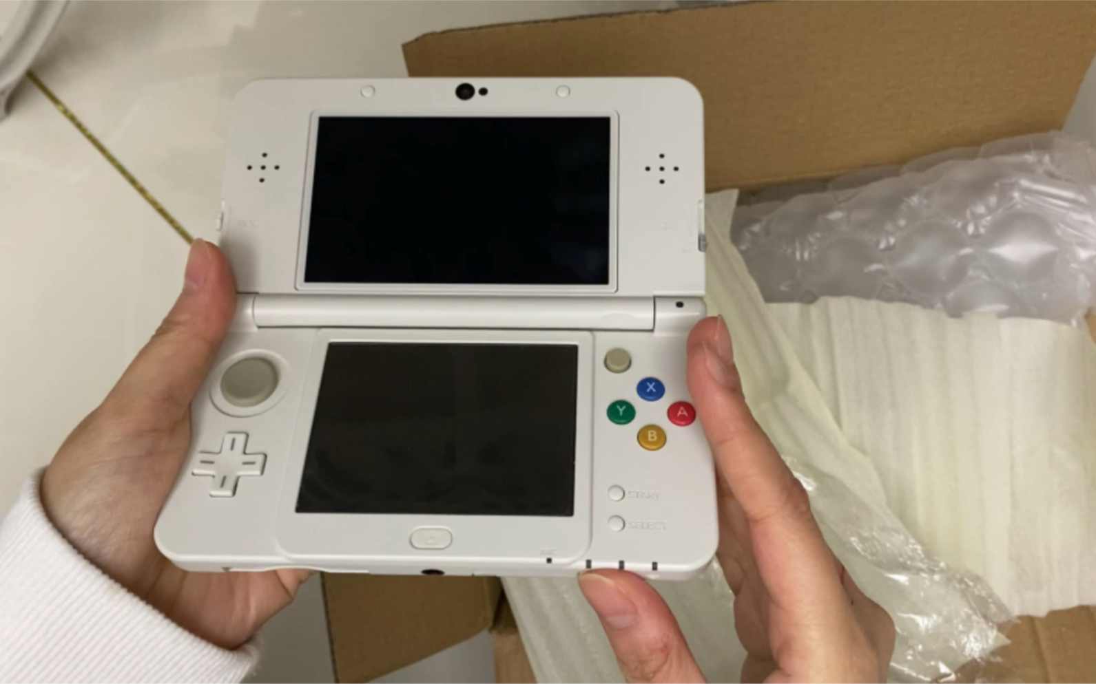 原声开箱任天堂手机版(任天堂SWitCh游戏机开箱视频)-第5张图片-SafeW